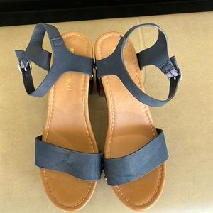 Madden girl navy blue Women’s shoes size 8